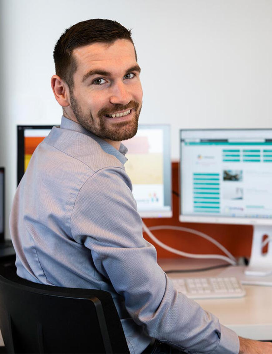 Homme devant un ordinateur, collaborateur comptable du Cerfrance Nord Pas-de-Calais